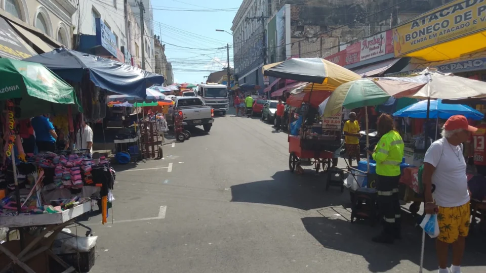 Trânsito nas principais áreas comerciais passa por fiscalização em Manaus