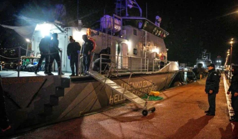 Naufrágio na Grécia deixa um morto e 12 desaparecidos