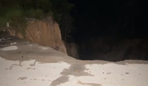 Cratera se abre e rua Hibisco é interditada no Distrito Industrial 2 em Manaus