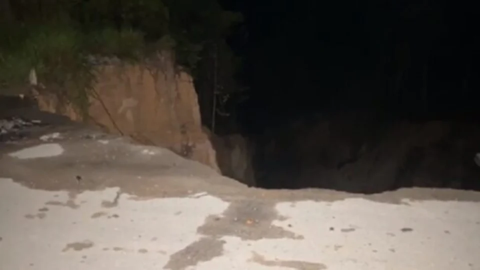 Cratera se abre e rua Hibisco é interditada no Distrito Industrial 2 em Manaus