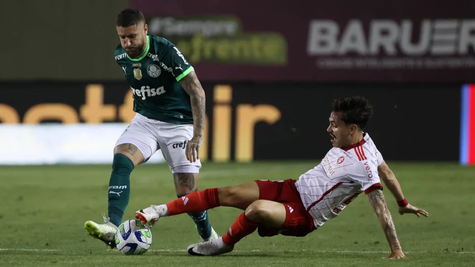 Palmeiras vence Inter por 3 a 0 e assume liderança do Brasileirão