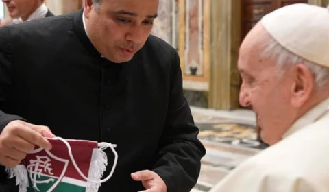 Padre do RJ presenteia Papa Francisco com camisa e flâmula do Fluminense
