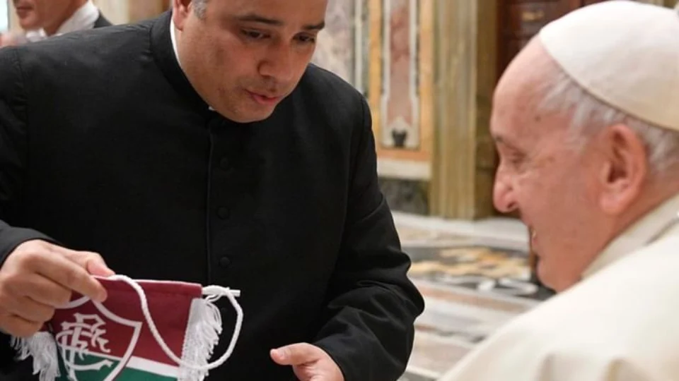 Padre do RJ presenteia Papa Francisco com camisa e flâmula do Fluminense