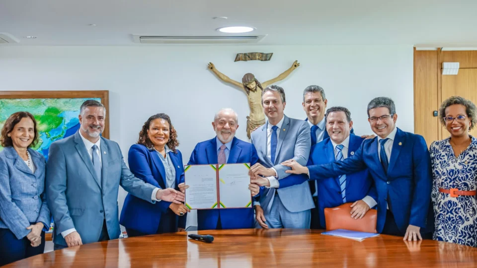 Lei para retomar obras inacabadas na educação e na saúde é sancionada por Lula