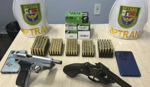 Dupla é presa durante fiscalização com armas e 237 munições na Zona Norte de Manaus
