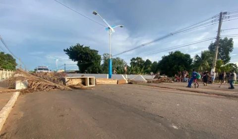 Moradores fecham ponte e exigem entrega de móveis do Programa Recomeço, no Acre