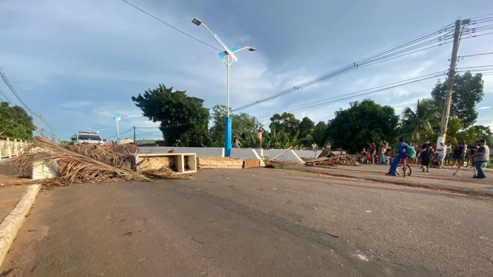 Moradores fecham ponte e exigem entrega de móveis do Programa Recomeço, no Acre