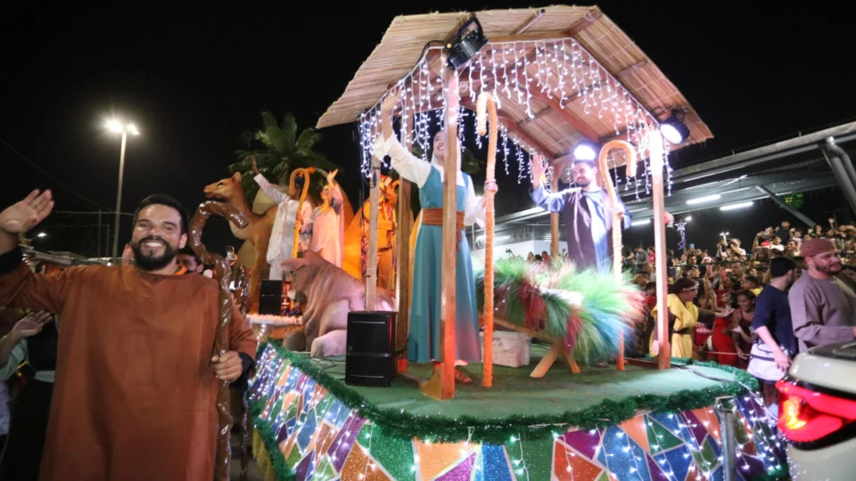 Parada Natalina ocorre na Avenida do Samba, em Manaus, neste domingo, 26