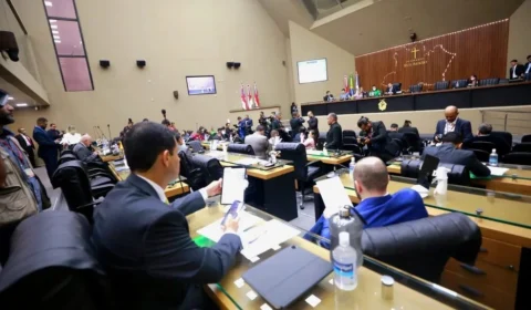 Deputados derrubam veto a PL que permite igrejas a ocupar escolas no AM