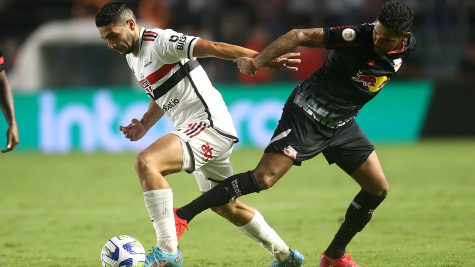 São Paulo derrota Red Bull Bragantino em jogo apático na Vila Belmiro