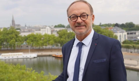 Senador francês é acusado de drogar mulher para cometer violação sexual