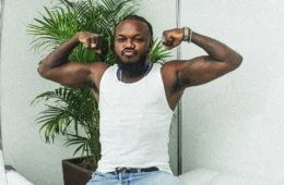 VÍDEO: roupa do rapper Djonga pega fogo durante show, no Rio de Janeiro