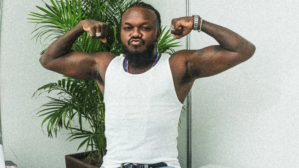 VÍDEO: roupa do rapper Djonga pega fogo durante show, no Rio de Janeiro