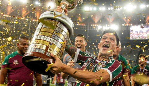 Após vitória na Libertadores, Cano posta foto com a taça em sua cama; veja