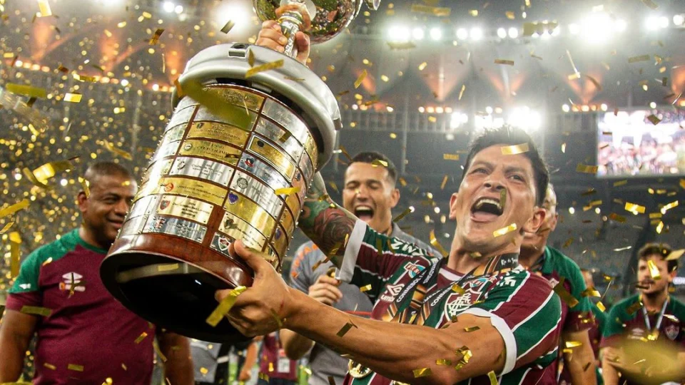 Após vitória na Libertadores, Cano posta foto com a taça em sua cama; veja