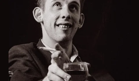 Morre Shane MacGowan, vocalista do The Pogues, aos 65 anos