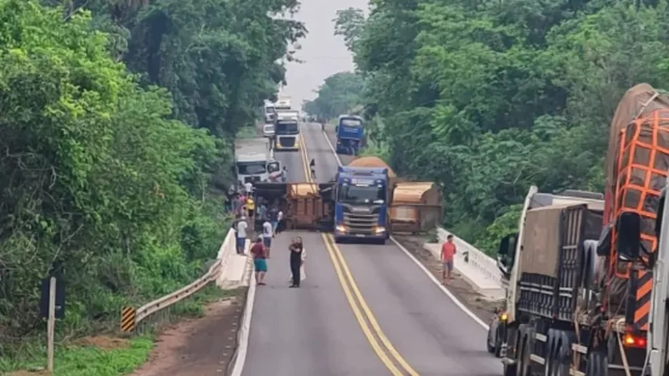Tombamento de carreta deixa trânsito paralisado na BR-153, em Tocantins
