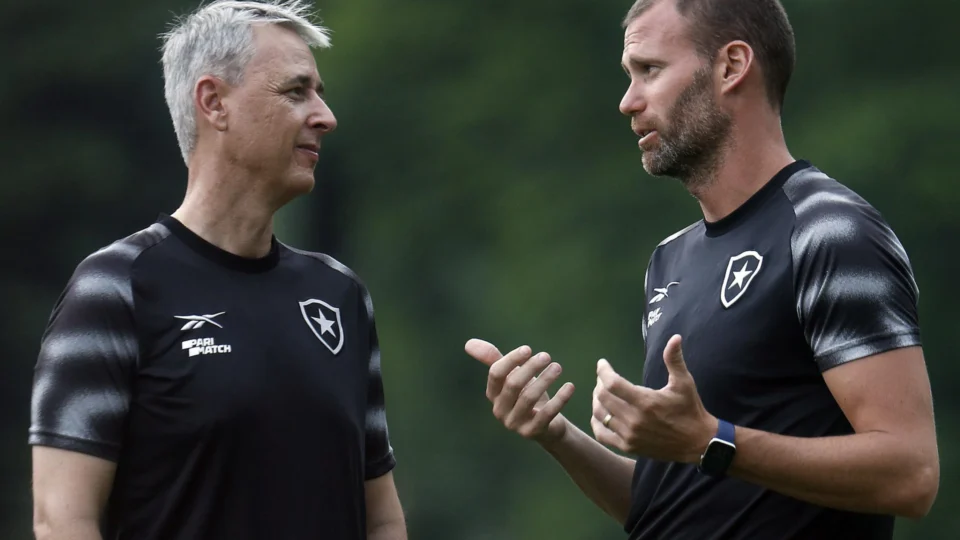 Tiago Nunes mantém o auxiliar técnico Joel Carli no Botafogo