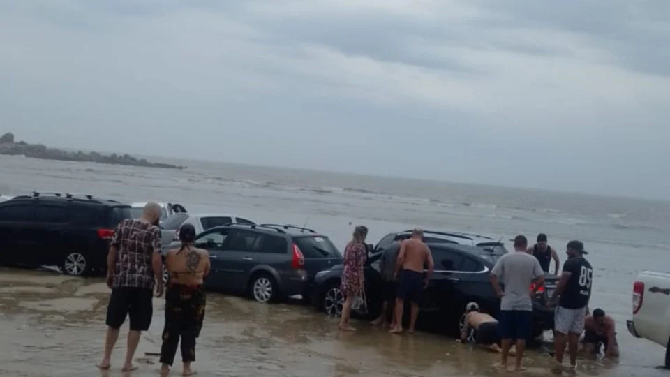 VÍDEO: tsunami meteorológico arrasta veículos e objetos para o Mar em SC