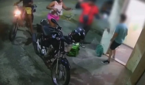 VÍDEO: casal rouba moto de entregador durante pagamento de delivery no CE