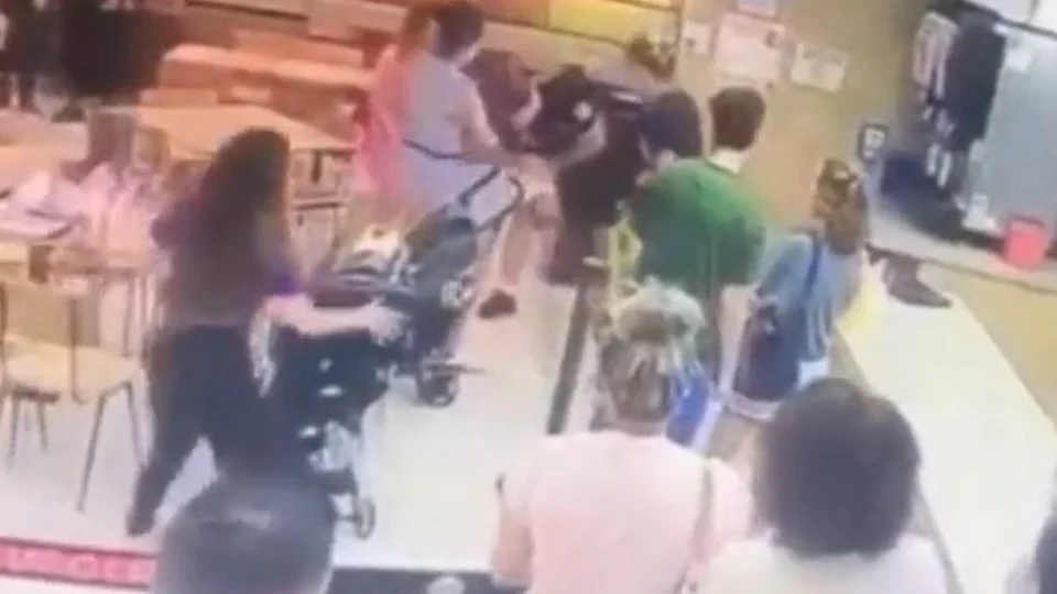 VÍDEO: homem salva bebê que se engasgou em shopping no MS