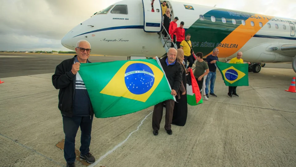 Voo com brasileiros repatriados da Cisjordânia pousa em Brasília