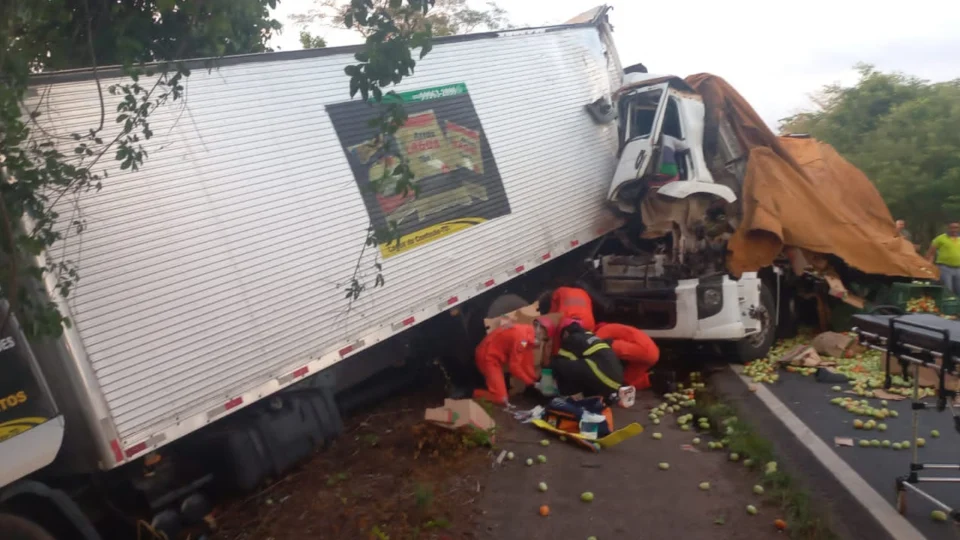 Caminhão bate em carreta e fica com cabine esmagada em Colinas do Tocantins