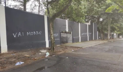 Sede do Corinthians é pichada e alvo de supostos tiros em véspera de eleições