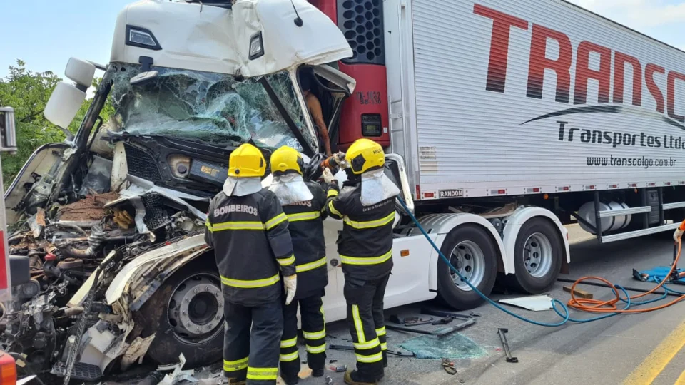 Caminhoneiro tem pé amputado em engavetamento na BR-153 no Tocantins