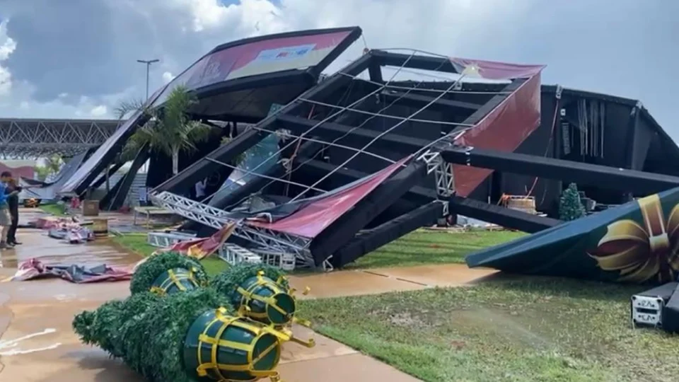 VÍDEO: chuva faz estragos e derruba estruturas de Natal em Palmas