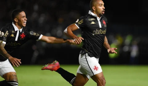 Vasco vence o Botafogo e sai da zona de rebaixamento 