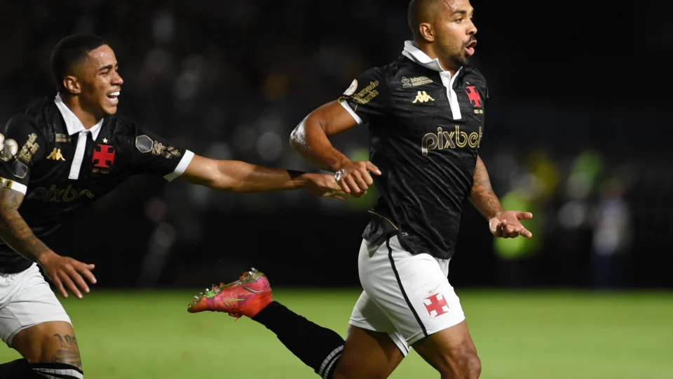 Vasco vence o Botafogo e sai da zona de rebaixamento 