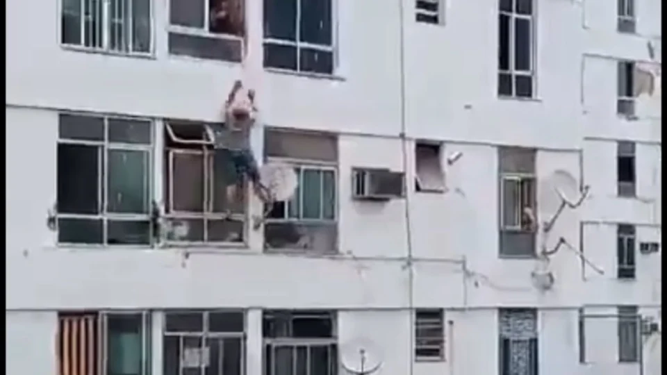 VÍDEO: amante flagrado com mulher casada cai ao se pendurar em prédio, no RJ