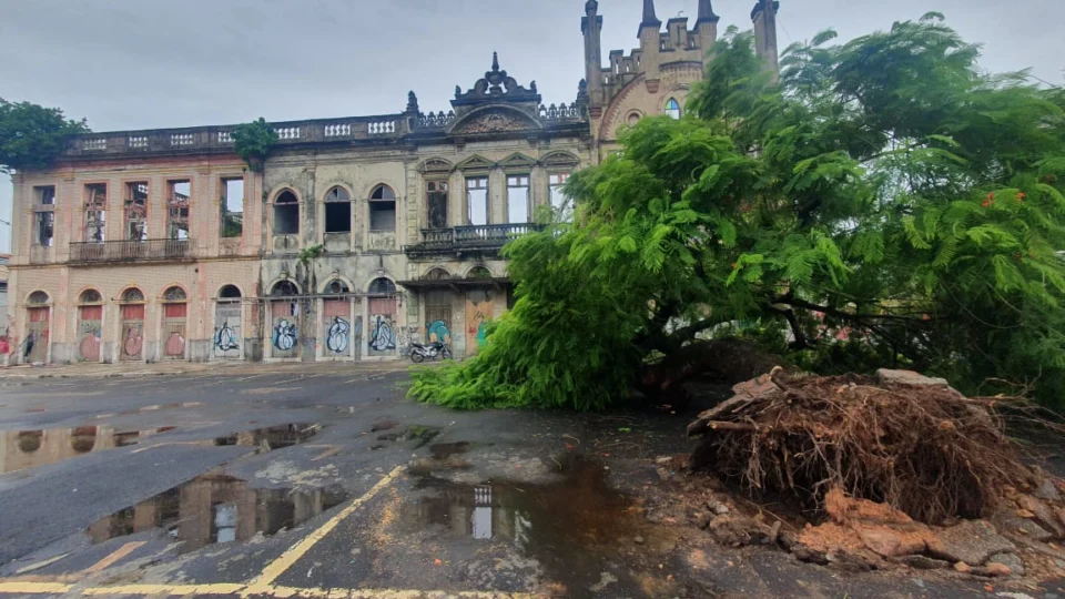 Número de ocorrências provocadas pela chuva sobe para 10 em Manaus