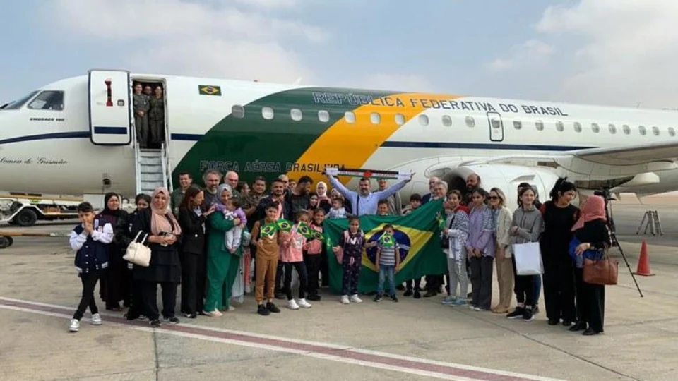 Avião da FAB decola do Egito com brasileiros que estavam em Gaza