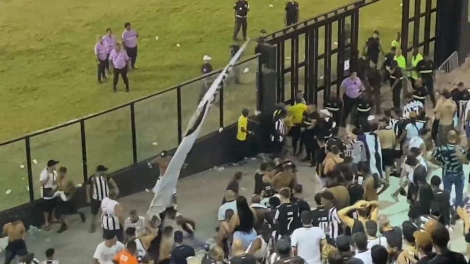 Torcida do Botafogo se envolve em briga generalizada após derrota