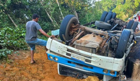 Caminhão tomba em Manacapuru-AM e deixa 13 pessoas feridas; confira