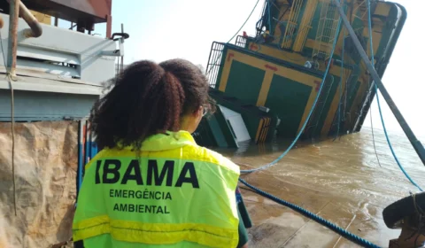 Ibama fiscaliza região de naufrágio de empurrador no rio Solimões, no Amazonas