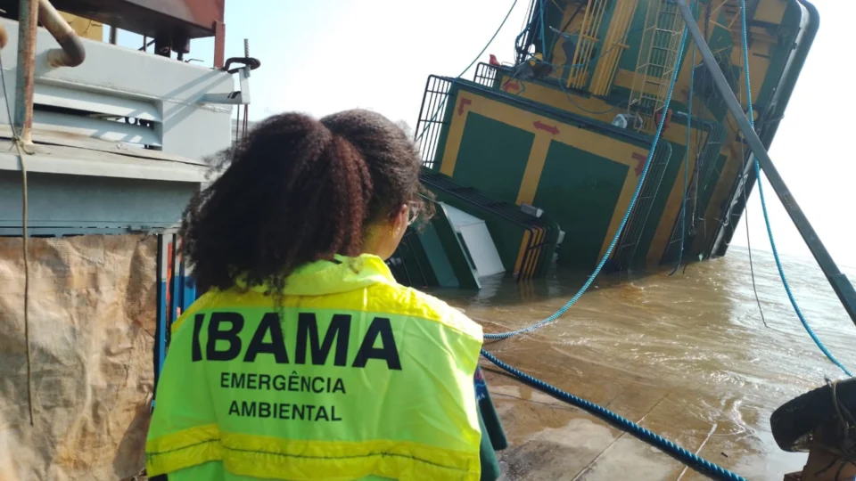 Ibama fiscaliza região de naufrágio de empurrador no rio Solimões, no Amazonas