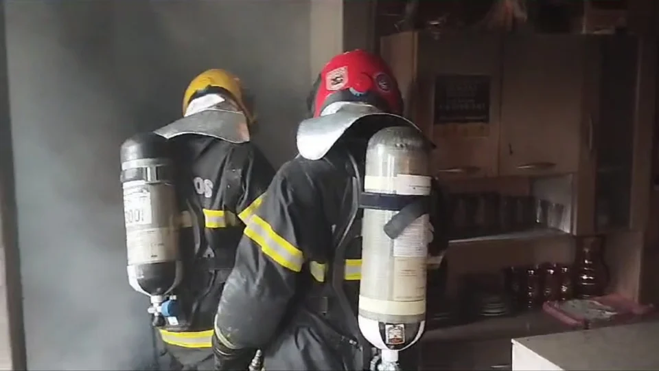 VÍDEO: incêndio atinge casa em beco no bairro Compensa, em Manaus