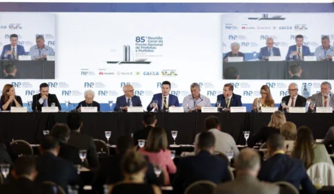 Ministro das Cidades discute investimentos federais com prefeitos de todo o país