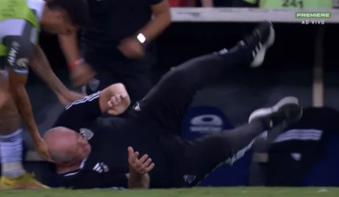 Felipão cai durante comemoração de gol contra o Flamengo; veja vídeo