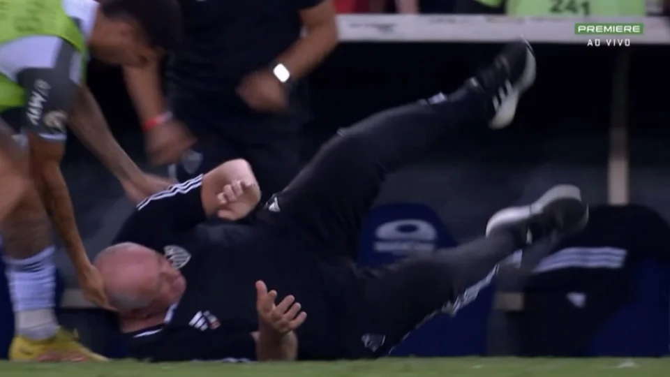 Felipão cai durante comemoração de gol contra o Flamengo; veja vídeo