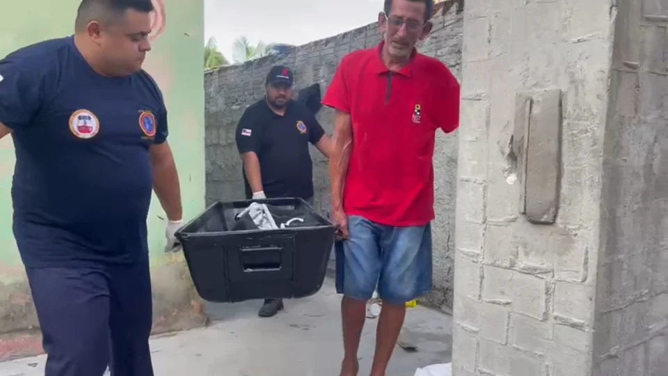 VÍDEO: mulher é morta a tiros após ter casa invadida por dupla em Manaus