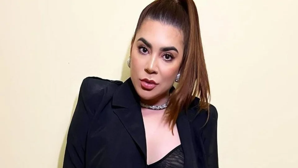 Naiara Azevedo procura delegacia após caso de violência doméstica