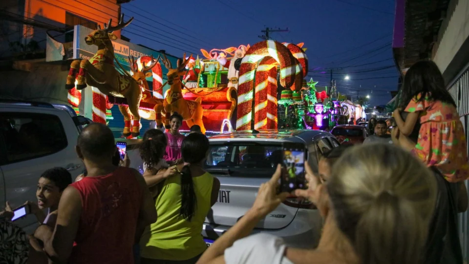 Parada Natalina chega nas etapas 1 e 2 do Viver Melhor, em Manaus
