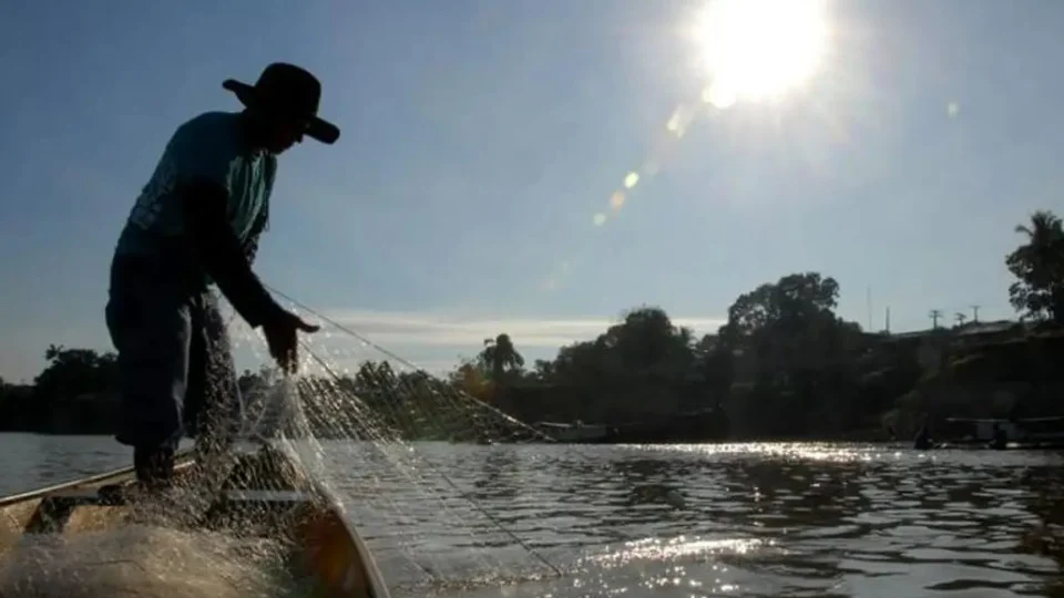 Governo começa a pagar auxílio para pescadores atingidos pela seca no Norte