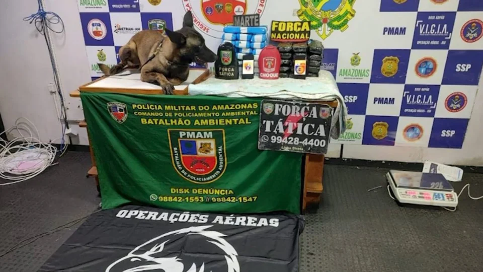 VÍDEO: polícia apreende em embarcação 40 kg de entorpecentes em Coari-AM