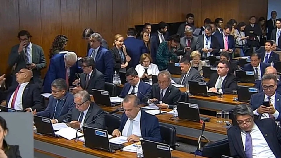 VÍDEO: Reforma tributária é aprovada por 20 votos na CCJ do Senado