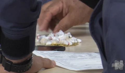 VÍDEO: homem é preso suspeito de vender drogas em via pública de Manaus